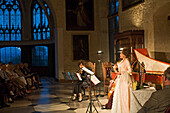 Konzert im Schloss Saal der Marienburg, Publikum, Konzertflügel, Klavierspieler, Sängerin, Cellistin, Holzbalken, Gemälde
