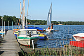Wassersport auf dem Altwarmbüchener See, Wald, Natur, Segelboote am Steg