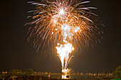 Höhenfeuerwerk über dem Steinhuder Meer, Besucher und Zuschauer, Steg, Brücke, beleuchtete und geschmückte Boote beim alljährigen Fest Meer in Flammen