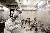 Wissenschaftler mit Schutzkleidung im Laserzentrum Hannover, Arbeitsplatz mit Versuchsanordnung, Werkstatt, Labor, Bildschirme, Mitarbeiter
