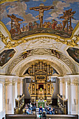 Barockkirche in Schloss Ricklingen, Stuckarbeiten, goldene Schnitzwerke, Deckengemälde, Orgel, Altar, Konfirmantenunterricht