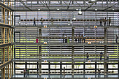 Besucher in einem Gebäude im Expo Park, Hannover, Niedersachsen, Deutschland
