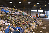 Müllhaufen in einer Müllsortierungsanlage, Hannover-Lahe, Niedersachsen, Deutschland