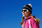 Frau mit blonden Zöpfen beim Wintersport, Kampenwand, Chiemgau, Bayern, Deutschland, Model Released