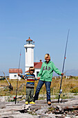 Kinder beim Fischen, Fort Worden State Park, Port Townsend, Washington State, USA, MR