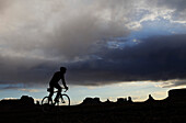 Rennradfahrer, Monument Valley, Navajo Tribal Lands, Utah, USA, MR