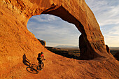 Mountainbiker, Wilson Arch, Moab, Utah, USA, MR
