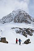 Skifahrer und Snowboarder mit Schneeschuhen, Puschlav, Graubünden, Schweiz