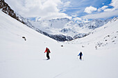 Skifahrer und Snowboarder auf der Piste, Puschlav, Graubünden, Schweiz