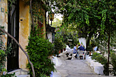 Menschen neben einem Haus im idyllischen Stadtteil Plaka, Athen, Griechenland, Europa