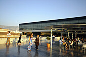 Menschen am Akropolis Museum, Athen, Griechenland, Europa