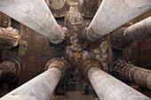 Säulenhalle in Chnum Tempel von Esna, Esna, Ägypten