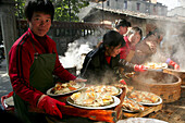 Frauen mit dampfenden Tellern, gedämpft in großen Bambuskörben, chinesische Küche, Jinfeng, Changle, Provinz Fujian, China, Asien