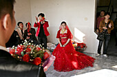 Bräutigam holt Braut im Haus ihrer Eltern ab, traditionelle chinesische Hochzeit, Jinfeng, Changle, Provinz Fujian, China, Asien