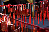 Rote Glücksbringer aus Holz in einem Tempel der Hakka, Hongkeng, Longyan, Fujian, China, Asien