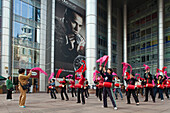 Menschen mit Hüfttrommel Yao-gu tanzen den Ansai Tanz unter den Arkaden eines Gebäudes, Nanjing Road, Shanghai, China, Asien