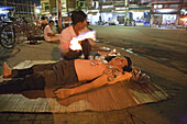 Heiler schröpft einen Patient auf dem Gehweg, Saigon, Ho Chi Minh Stadt, Vietnam, Asien