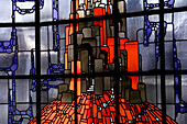 Buntglasfenster mit Motif, Wallfahrtskirche in Neviges, Nevigeser Wallfahrtsdom, Maria, Königin des Friedens Kirche, 1968 vom Architekten Gottfried Böhm konzipiert, Neviges, Bergisches Land, Nordrhein-Westfalen, Deutschland, Europa