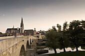 Steinerne Brücke und Dom St. Peter, Regensburger Dom, Unesco-Weltkulturerbe, Donau, Regensburg, Oberpfalz, Ostbayern, Bayern, Deutschland, Europa