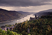 Blick auf Bacharach mit Kirche St. Peter, Ruine Wernerskapelle und Burg Stahleck, Bacharach, Rhein, Rheinland-Pfalz, Deutschland, Europa