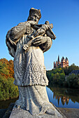 Brückenfigur St. Nepomuk, Dom im Hintergrund, Limburg, Hessen, Deutschland