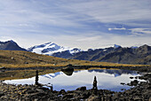 Steinmänner am Bergsee Schwarzes Loch, Zufrittal, Ortlergruppe, Trentino-Südtirol, Italien