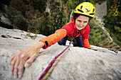 Frau klettert an einer Felswand, Torbole-Nago, Gardasee, Trentino-Südtirol, Italien
