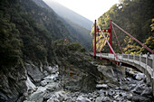 Rote Brücke und Pagode in der Taroko Schlucht im Taroko Nationalpark, Marmorschlucht, Liwu Fluss,  Tienhsiang, Tianxiang, Republik China, Taiwan, Asien