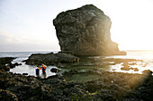 Taucher vor Sail Rock bei Sonnenuntergang, Kenting Nationalpark, Kending, Kenting, Republik China, Taiwan, Asien