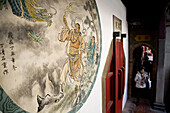 Wandbild und Menschen im Matsu Tempel, Tainan, Republik China, Taiwan, Asien