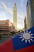 Stadtzentrum mit Blick zum Hochhaus Taipei 101 und Flagge von Taiwan, Taipeh, Republik China, Taiwan, Asien
