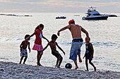 Familie spielt Fußball am Strand, Clifton, Kapstadt, West-Kap, RSA, Südafrika, Afrika