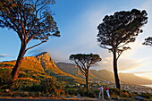 Camps Bay mit den 12 Aposteln des Tafelbergs im Hintergrund, Kapstadt, RSA, Südafrika, Afrika
