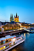 Blick über den Rhein zur Altstadt mit Dom und Groß St. Martin, Köln, Nordrhein-Westfalen, Deutschland