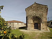 Capela románica de Bravaes. Portugal