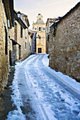 Callejuela nevada en Maderuelo. Provincia de Segovia