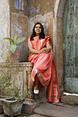 Indian Woman in red sari,  Chandni Chowk Bazar,  Old Delhi,  India Indienne en sari rouge,  Bazar de Chandni Chowk,  Vieux Delhi,  Inde Inderin in rotem Sari,  Chandni Chowk Basarviertel,  Old Delhi,  Indien