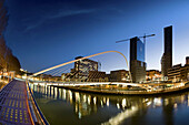 Vista de la ria de Bilbao con el puente Zubizuri del Arquitecto Santiago Calatrava