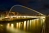 Puente Zubizuri creado por el Arquitecto Santiago de Calatrava en Bilbao