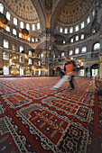 Kuppelraum Yeni Camii Moschee, Neue Moschee, gewaltige Kuppel, Kronleuchter im Kuppelraum, Reinigung des Teppichs mit Staubsauger, Istanbul