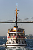 Fähre über das Goldene Horn, Bosporus, Hafenfähre, Stadtdampfer, im Hintergrund die Bosporus Brücke, Istanbul