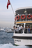 Fähren über das Goldene Horn, Hafenfähre, Stadtdampfer am Anleger Eminönü, Blick auf Karakoey, Fahrgäste, Rettungsringe, Nationalflagge, Istanbul