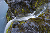 Wasser fließt in den Godafoss Wasserfall, Nordurland Eystra, Island, Europa