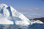 Eisberg und Kreuzfahrtschiff MS Deutschland im Sonnenlicht, Kitaa, Grönland