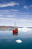 Fischerboot auf Ausflugsfahrt vor Eisbergen im Qooroq Fjord, Narsarsuaq, Kitaa, Grönland