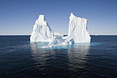 Blick auf Eisberge vom Ilulissat Kangerlua Isfjord im Sonnenlicht, Diskobucht, Kitaa, Grönland