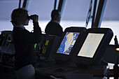 Sicherheitsoffizierin auf Brücke von Kreuzfahrtschiff MS Deutschland (Reederei Peter Deilmann), Prins Christian Sund, Kitaa, Grönland