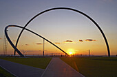 Horizontobservatorium im Sonnenuntergang, Halde Hoheward, Herten, Nordrhein-Westfalen, Deutschland