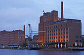 Abendstimmung am Innenhafen Duisburg, Umgestaltung nach Plan von Lord Norman Foster seit 1994, Ruhrgebiet, Nordrhein-Westfalen, Deutschland, Europa