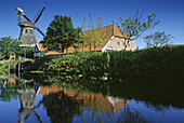 Windmill and farm house, Ostgrossefehn, Eastern Friesland, North Sea, Lower Saxony, Germany